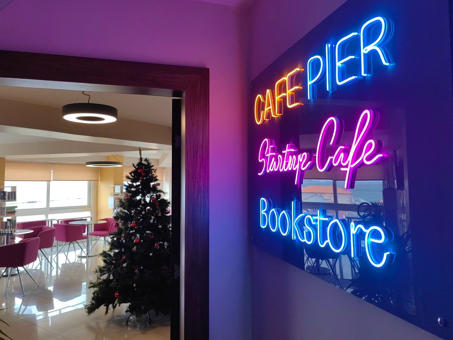 Study Plus Cafe ve Kütüphane girişi